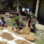 Musim Panen TNI Bantu Petani Jemur Kacang Hijau
