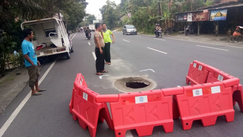 Awas, Ada Lobang Menganga di Jalan Wates KM 13