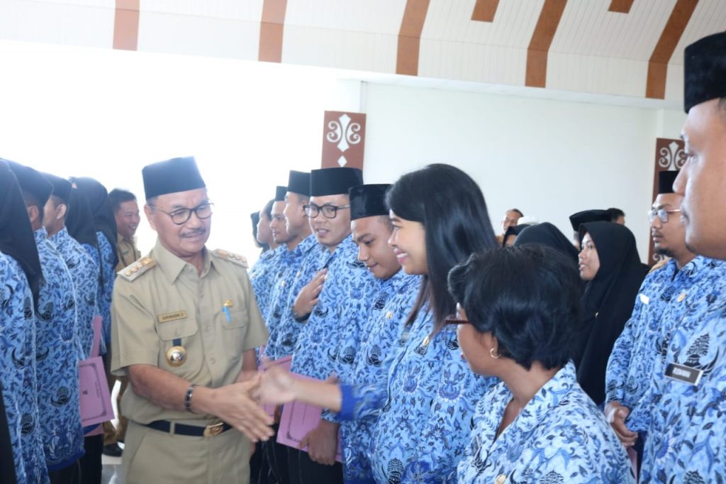 Bupati Konsel Serahkan 128 SK CPNS Lulusan Formasi TA 2018