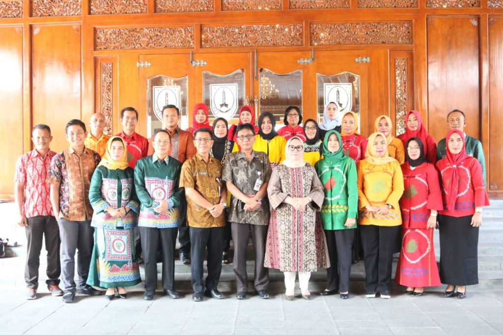 Wujudkan Kota Layak Anak, Pemda Bersama TP-PKK Konsel Kaji Banding di Solo.