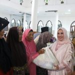 Peduli Kaum Duafa, Pemda Konsel Bagi 200 Paket Sembako Pada Peringatan Nuzulul Qur’an