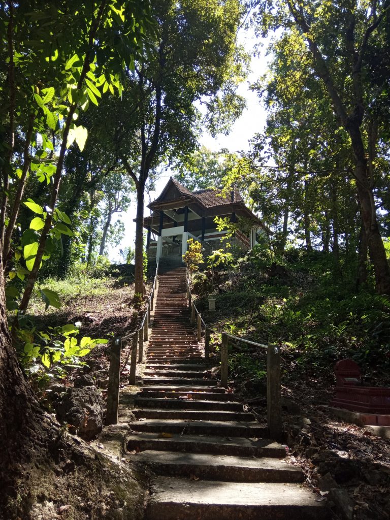 Menelusuri Kesakralan Makam Eyang Singomodo