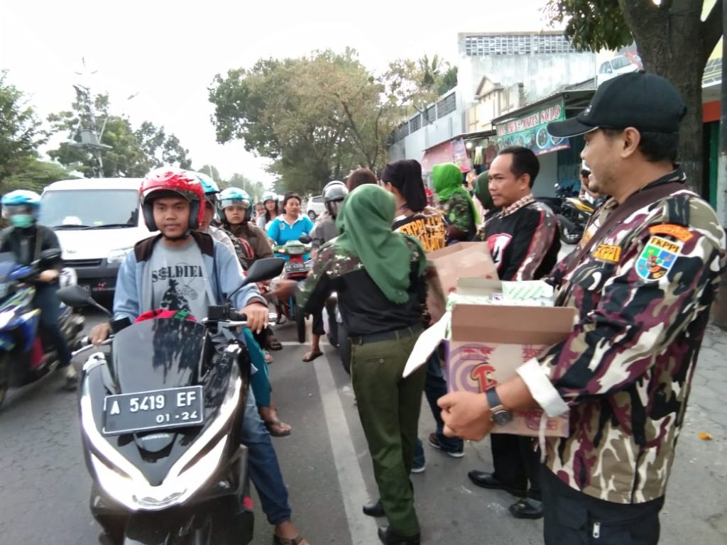 Koramil 04/Jebres Kodim Solo Gandeng FKPPI dan HIPAKAD Bagi-bagi Takjil