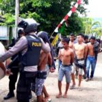 Pelaku Kerusuhan Pembakar Puluhan Rumah,  di Cokok TNI-Polri