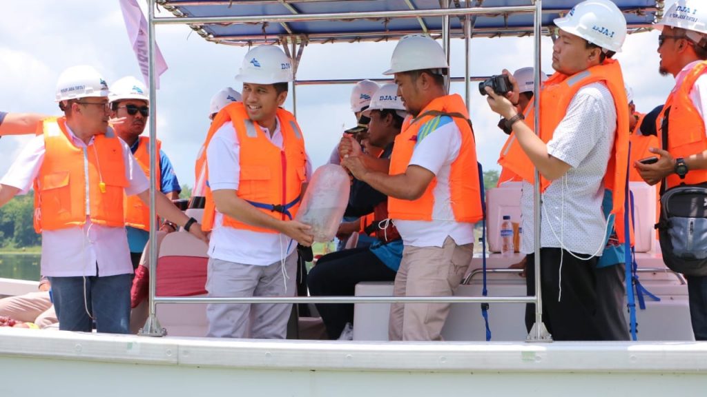 Wagub Jatim Tebar Benih Ikan di Waduk Karangkates