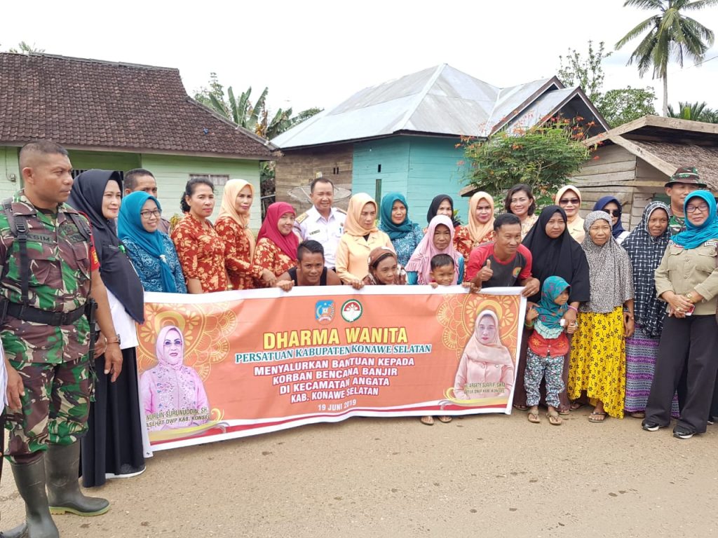 Ketua DWP Konsel Salurkan Bantuan Korban Banjir Kecamatan Angata