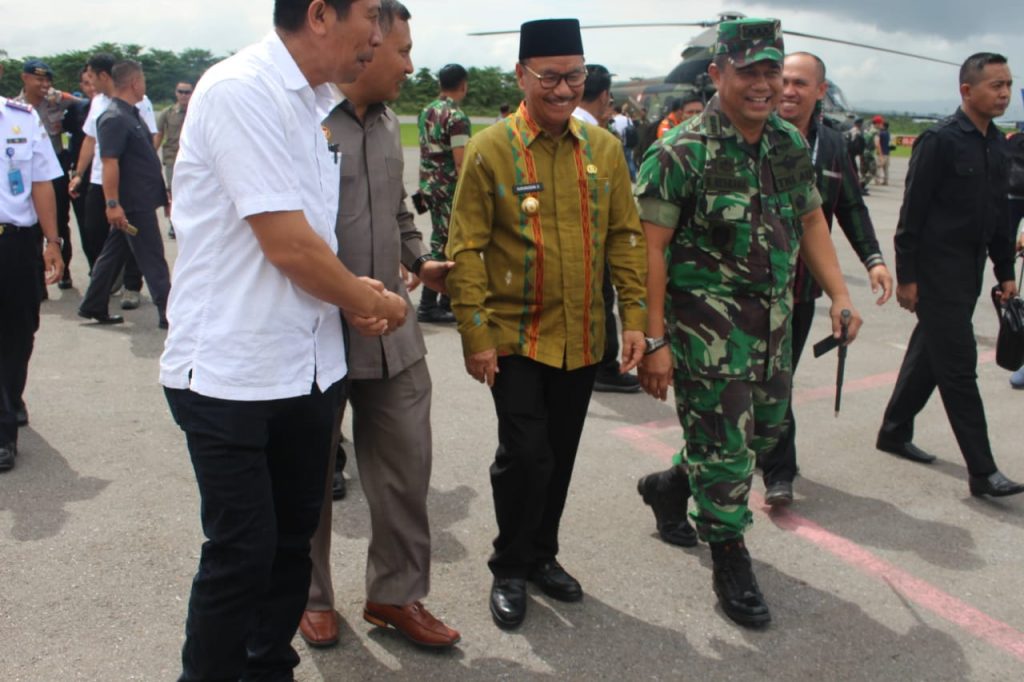 Bupati Konsel Bersama Gubernur Sambut Kedatangan Panglima TNI dan Kapolri