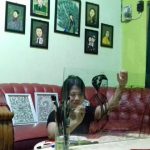 Mengenal Sosok Seniman Muda Pelukis Kaca, Intan Permata Sari Berbakat dan Bertalenta