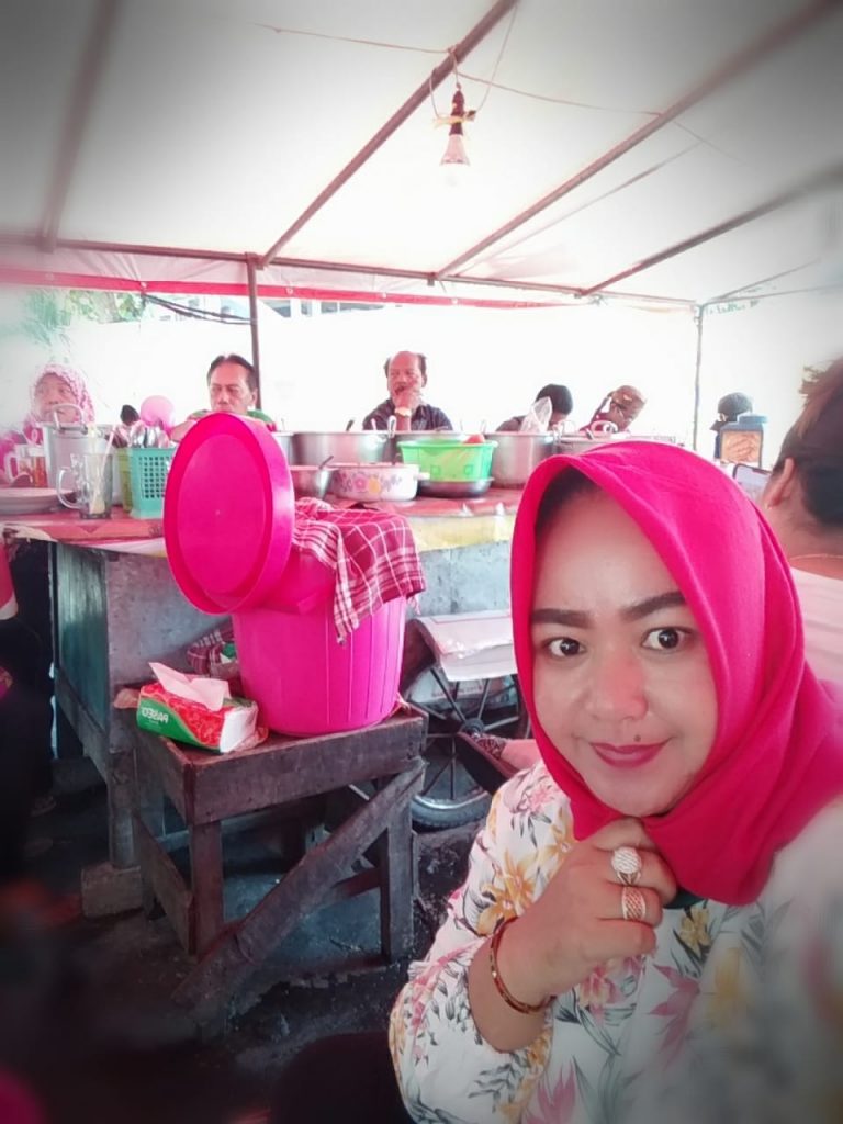 Uki Nurjayati Pedagang Kuliner Depan Stasiun Balapan: Kami Berharap di Buatkan Ruko Oleh Pemkot