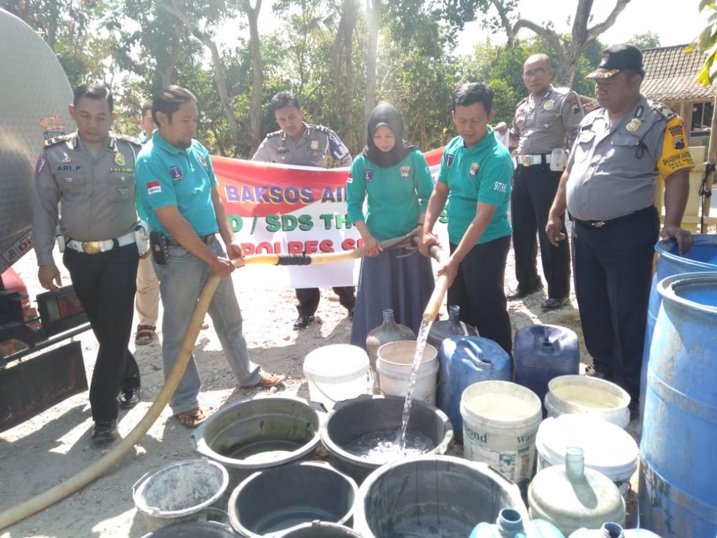 Anggota DSD/SDS Alumni 97/98 Polres Sragen Di Kecamatan Gesi, Adakan Bansos Air Bersih