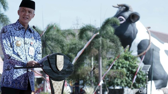 Ganjar Dapat Nasi Tumpeng Usai Apel Sumpah Pemuda