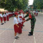 Jadi Irup, Babinsa Karangtengah Bagikan Buku
