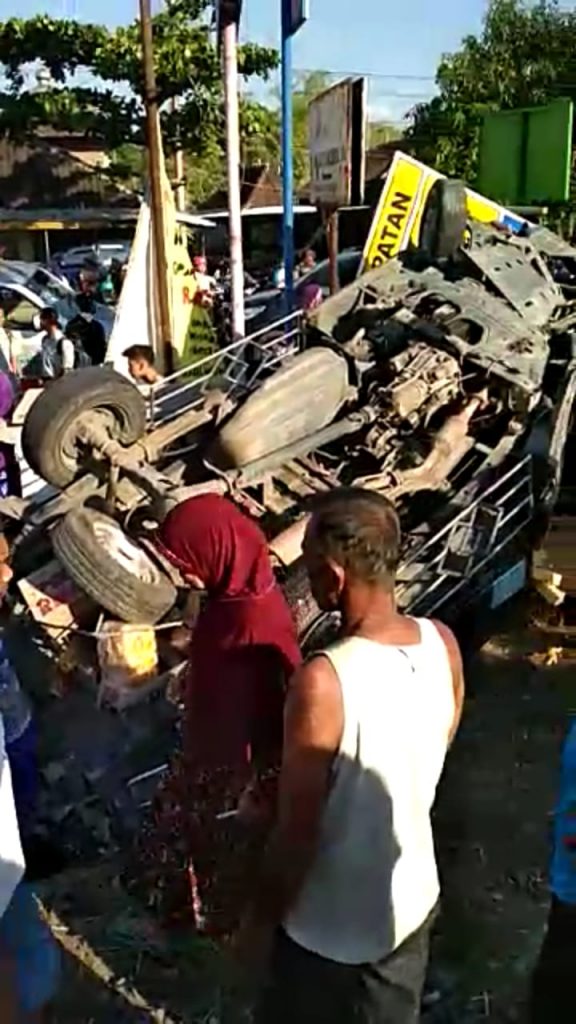 Di Ngebuk Gemolong, Mobil Pick Up Tertabrak Kereta Api Terseret Hingga 10 Meter