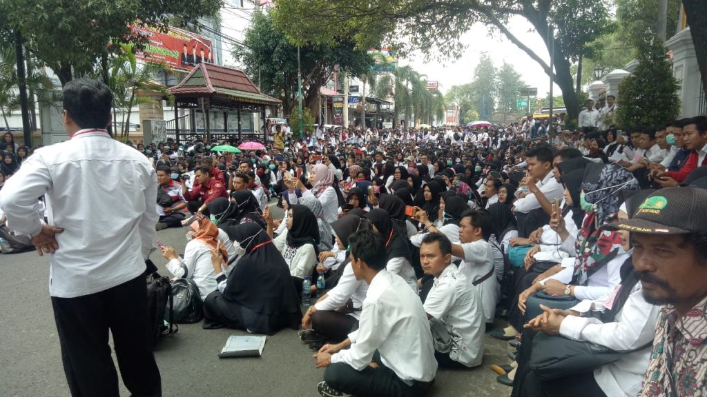 Ribuan Guru PTT dan GTT Geruduk  Ke DPRD