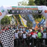 Dalam Rangka HUT TNI Dan HUT Kodam IV/DIP Ke 69, Ratusan Pesepeda Sragen Banjiri Kota Solo Di Korem 074/WRT Surakarta