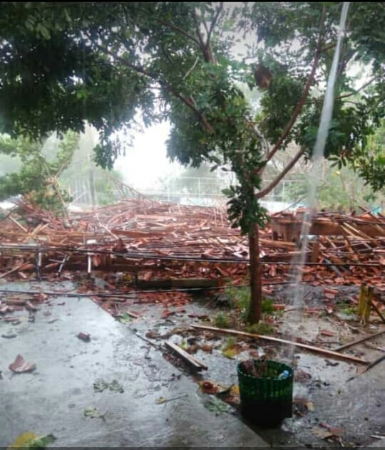 Angin Puting Beliung Rubuhkan Grand Hall SMK 1 Miri Sragen