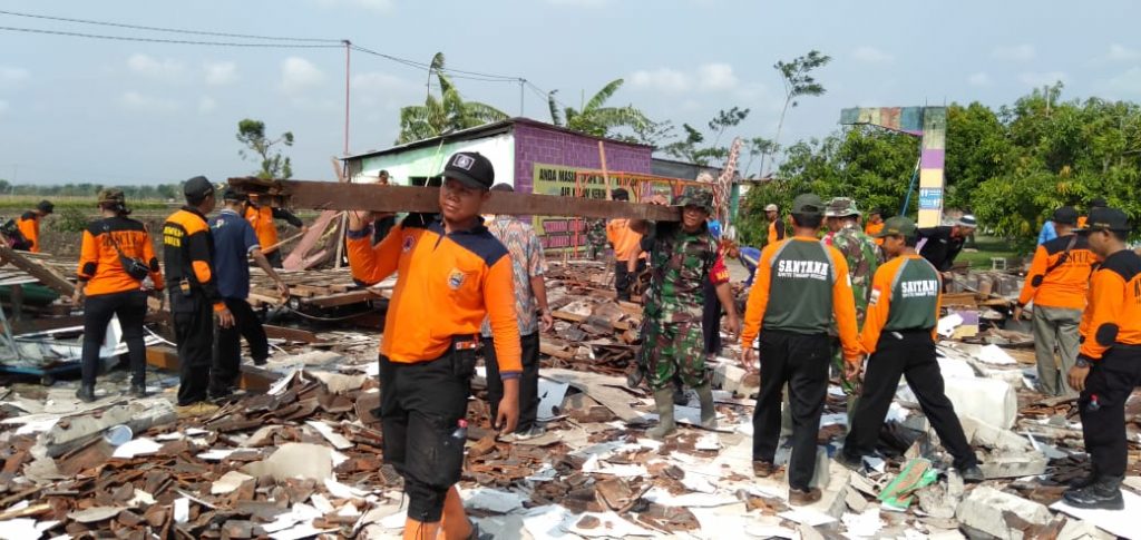 Koramil Gemolong dan Relawan Bersihkan Puing – Puing Dampak Puting Beliung