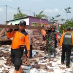 Koramil Gemolong dan Relawan Bersihkan Puing – Puing Dampak Puting Beliung
