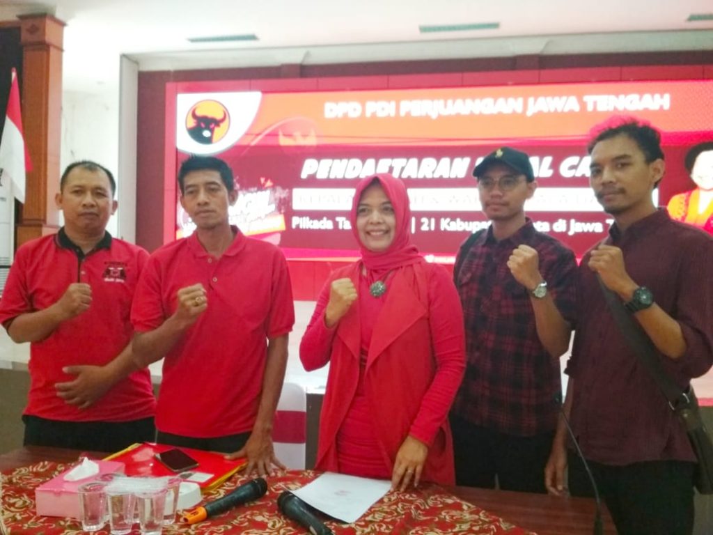 Nanik Daftar Cabup Klaten, di Antar Relawan Mina