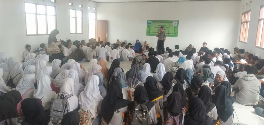 Tanggulangi Bahaya Narkoba, Kanit Binmas Polsek Tambelang Adakan Sosialisasi di SMK Alam