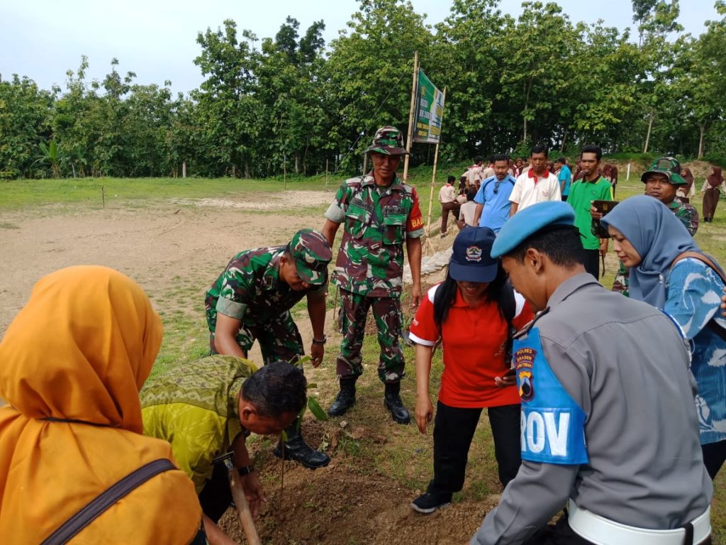 Sambut Hari Juang TNI AD, Koramil 17/Sumberlawang Hijaukan Lingkungan Tanam 300 Pohon