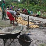 Warga Masyarakat Dusun Toroh RT 04 Desa Sindurejo Kecamatan Toroh Kabupaten Grobogan Gotong Royong Membangun Jalan Lingkungan