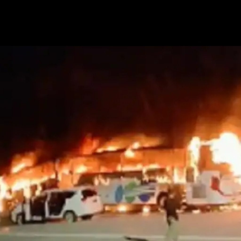 Kecelakaan di Dekat Gerbang Tol Kalikangkung Semarang, Bus Ludes Terbakar