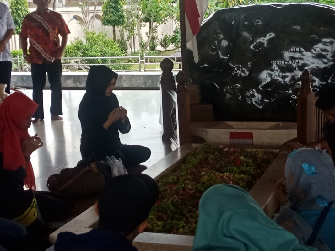Bacabup Klaten Dr Hj Nanik Herawati, M.Hum Ziarah Ke Makam Proklamator, Ir Soekarno