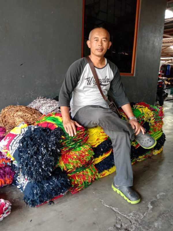 Sumadi Lulusan Tehnik Mesin, Terjun di Dunia Bisnis Kain Sisa Pabrik Jadi Kain Pantai Yang Keren
