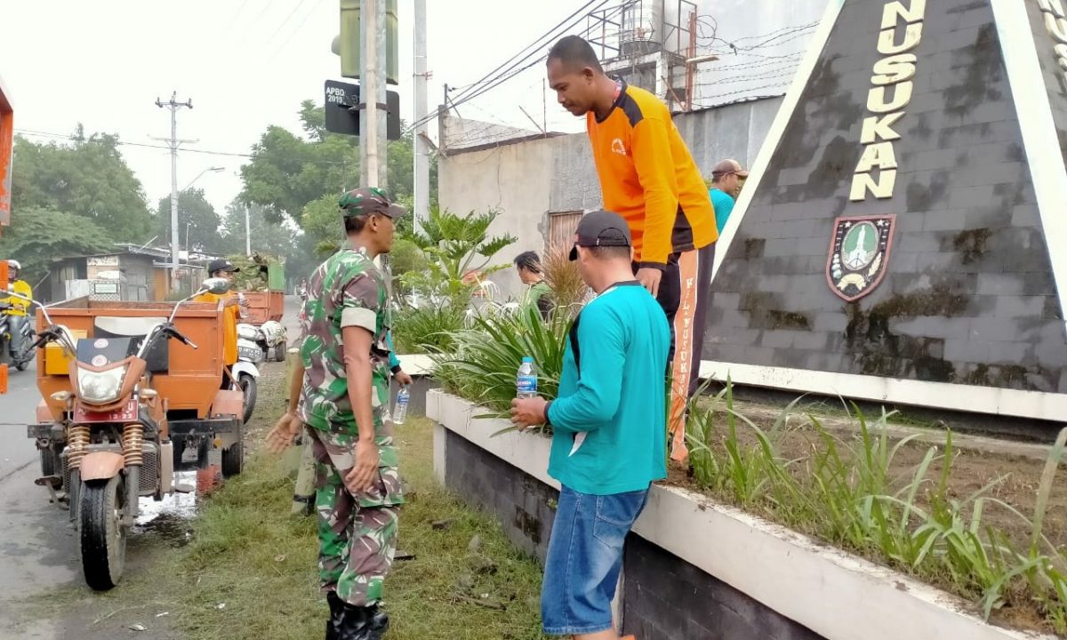 Sinergitas Babinsa dan Pemerintah Nusukan Wujudkan Lingkungan Yang Bersih dan Asri
