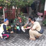 Cegah Virus Corona Petugas Tiga Pilar Gabungan Unit Lakukan Penyemprotan Disinfektan Di lingkungan Sekolah
