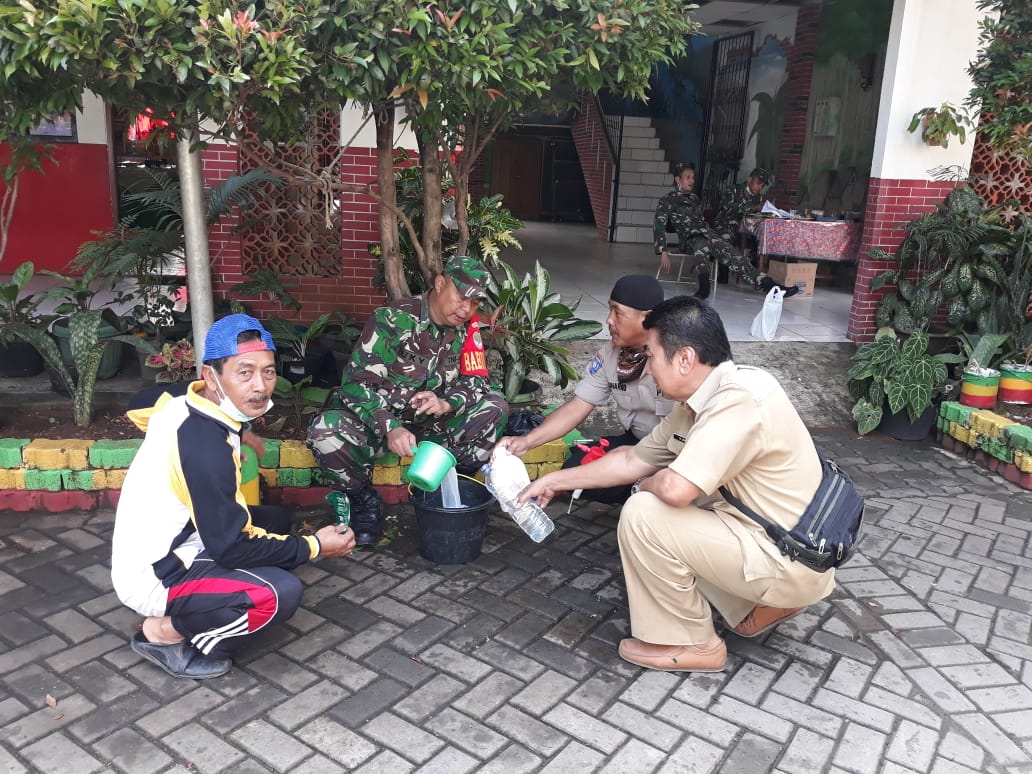 Cegah Virus Corona Petugas Tiga Pilar Gabungan Unit Lakukan Penyemprotan Disinfektan Di lingkungan Sekolah