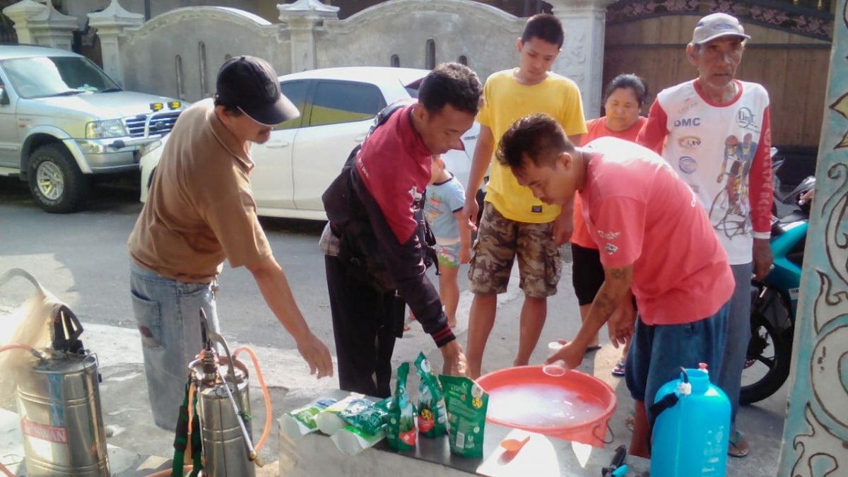 Perangi Virus Corona, Warga Minapadi Nusukan Rame – rame Semprot Disinfectant Ke Pemukiman