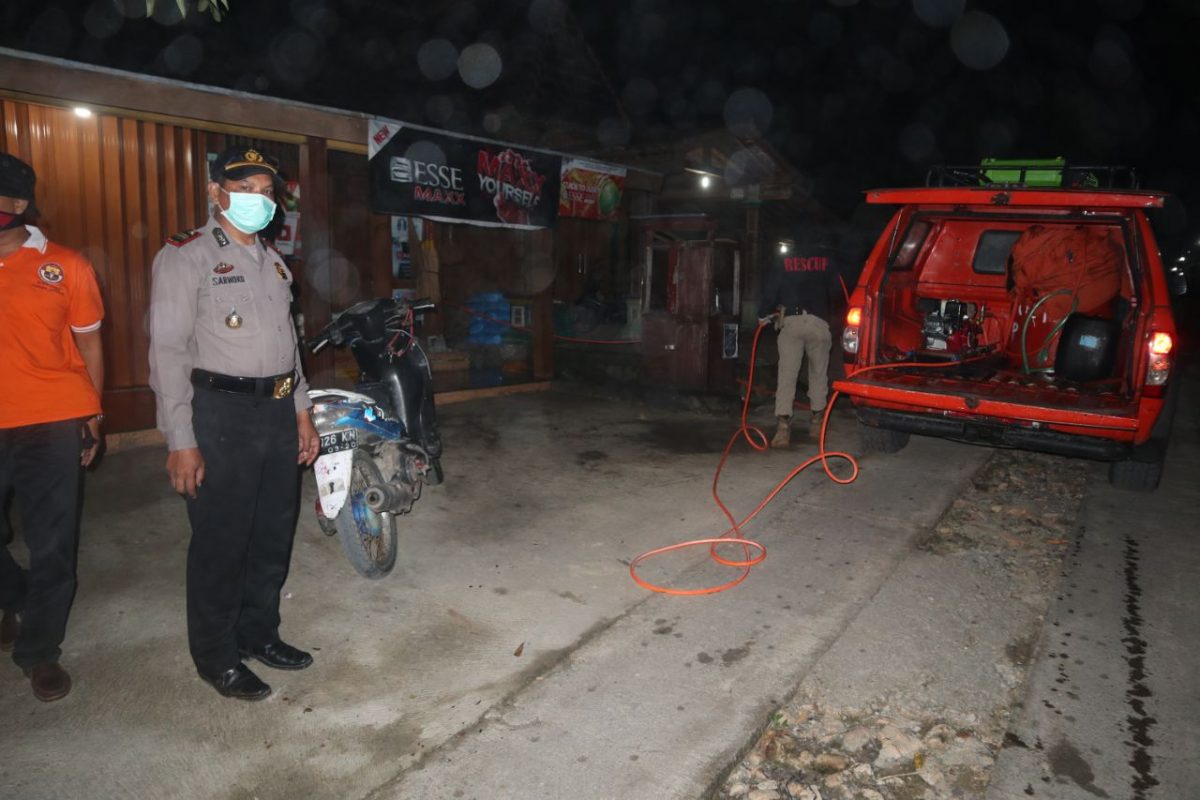 Cegah Corona, Polsek Juwangi dan Koramil Juwangi Lakukan Penyemprotan Sampai Malam