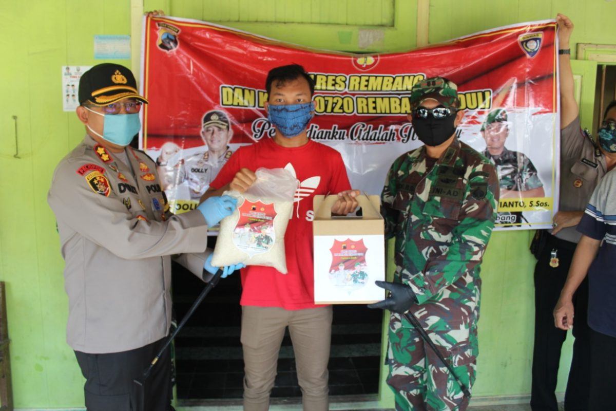TNI-Polri Bagikan Sembako ke Warga yang Terdampak Corona /Covid-19