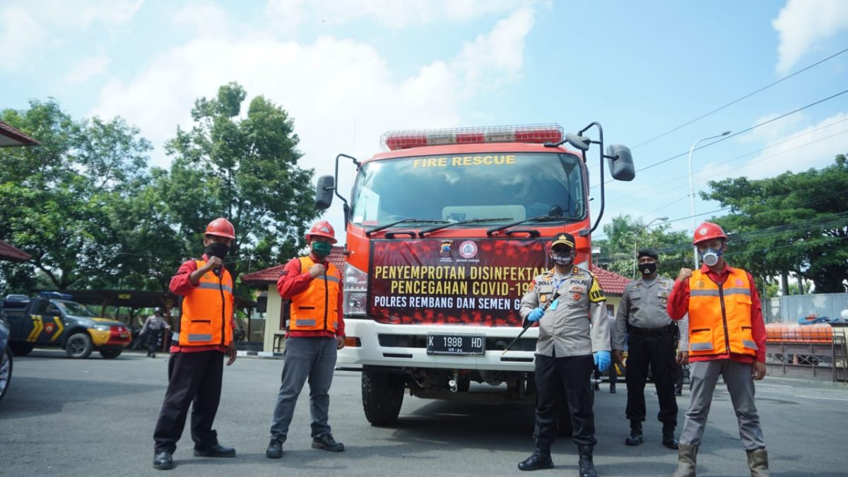 PT.Semen Gresik Bersama Polres, Lakukan Penyemprotan Disinfektan Ke Kota dan Desa