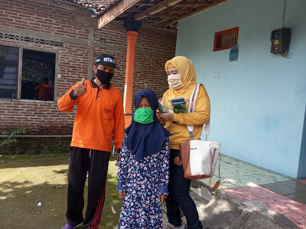 Satgas Pegiat Covid-19 Desa Wonorejo Kedawung Semprotkan Disinkfektan di Lingkungangan Desa, Istri Kades Bagi-bagi Masker