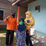 Satgas Pegiat Covid-19 Desa Wonorejo Kedawung Semprotkan Disinkfektan di Lingkungangan Desa, Istri Kades Bagi-bagi Masker