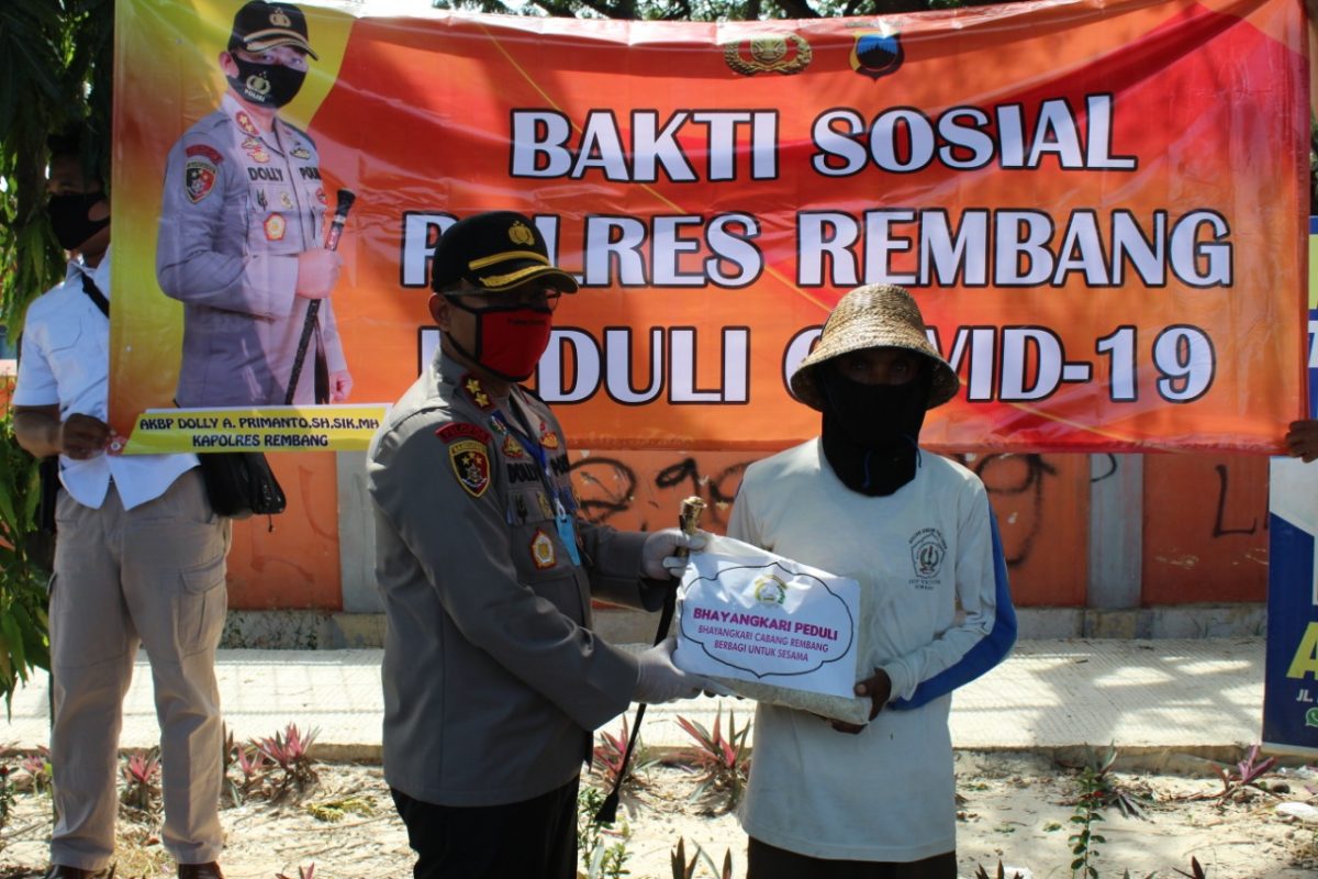 Polres Rembang Berikan Sembako ke Warga yang Terdampak Covid-19