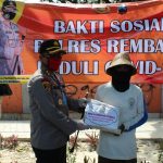 Polres Rembang Berikan Sembako ke Warga yang Terdampak Covid-19