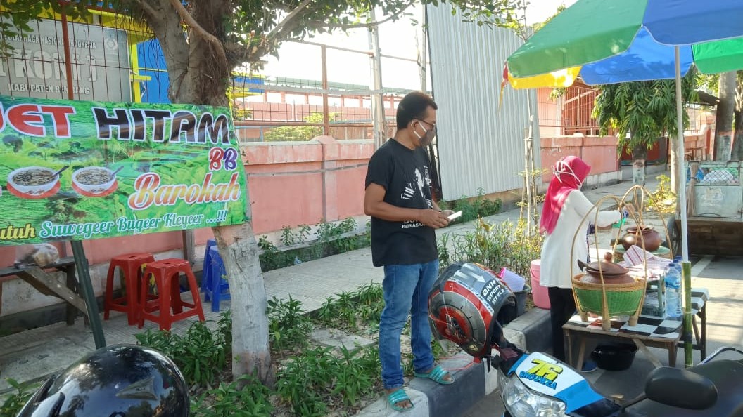 Bambang Ndudung Korban PHK Beralih Jualan Es Cendol
