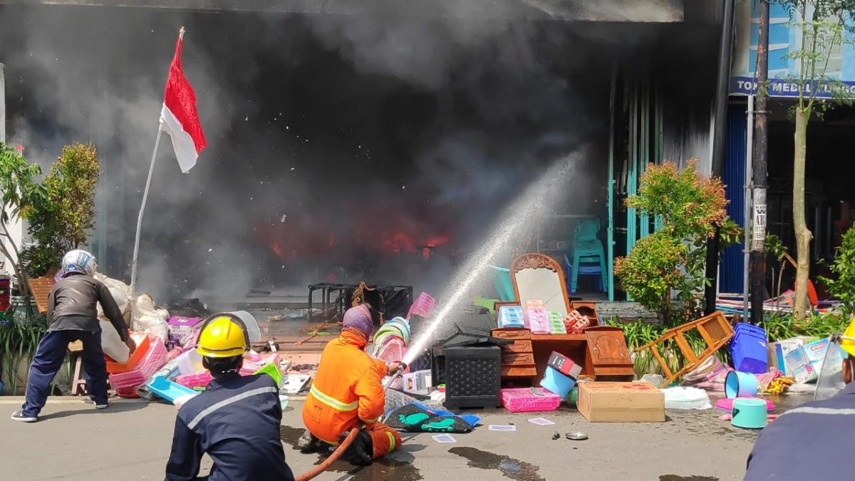 Toko Mebel, Furniture, Terbakar Kerugian di Taksir Milyaran Rupiah