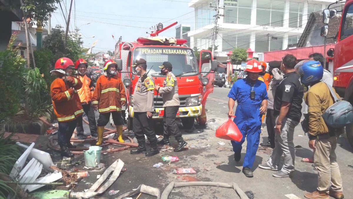 Petugas Dampar Berjibaku Menjinakan Kobaran Api Hingga 21 Jam Non Stop