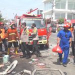 Petugas Dampar Berjibaku Menjinakan Kobaran Api Hingga 21 Jam Non Stop