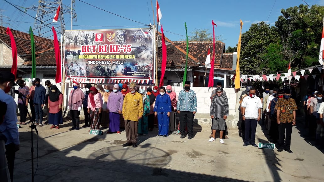 Warga Leteh Menggelar Upacara Bendera Tanpa Prosedur Protokol Kesehatan