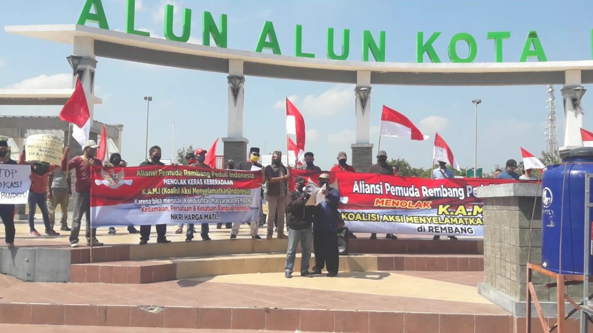 Puluhan Pendemo Tolak Keberadaan KAMI Di Bumi Rembang