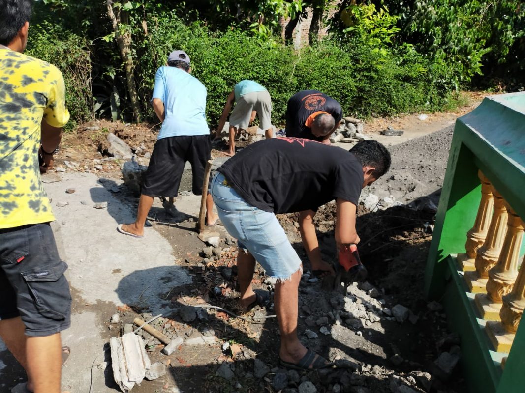 Warga Garen Membersihkan Makam Blandon, Kini Ada Penerangan Lampu
