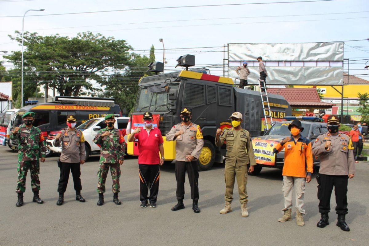 Untuk memutus mata rantai penularan COVID-19 di Kabupaten Rembang TNI,Polri,Pemda Melakukan penyemprotan Disinfektan