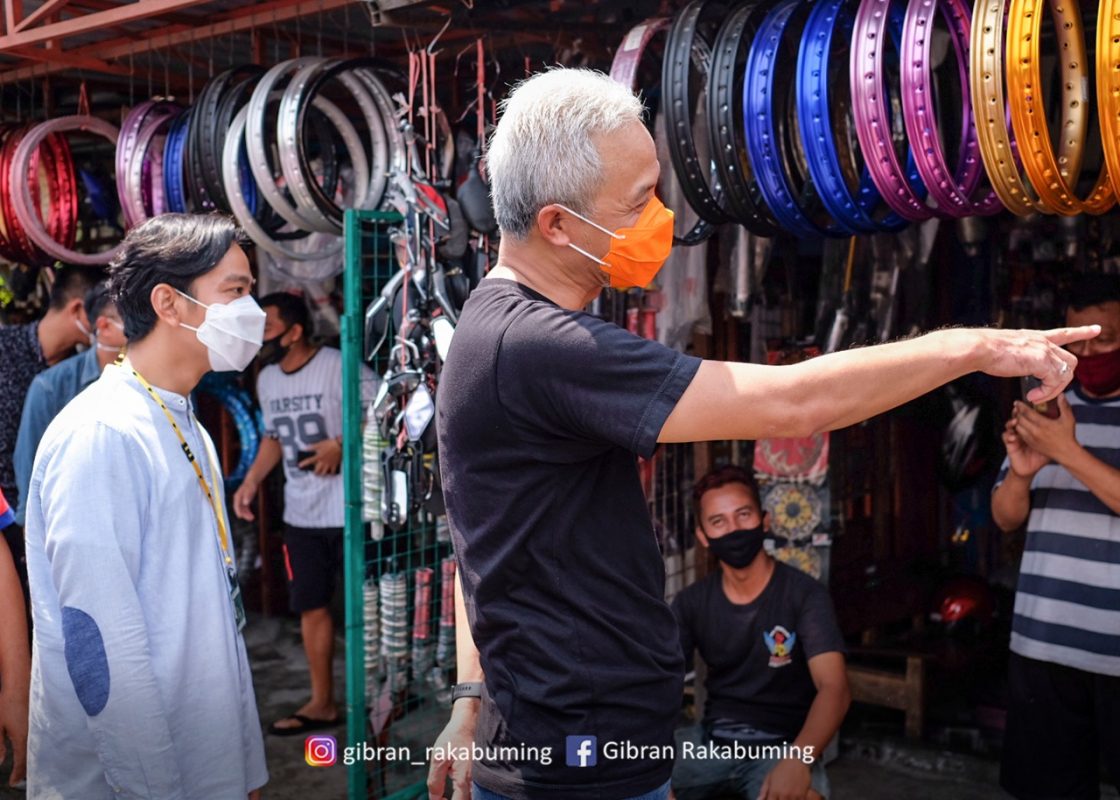 Blusukan Bareng Di Pasar Notoharjo, Ganjar  Berpesan, Gibran Harus Punya Mental Menang.
