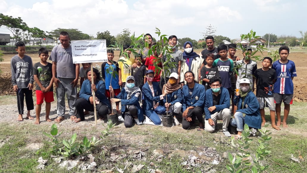 Mahasiswa Undip Mengadakan Penghijauan di Lapangan Desa Punjulharjo